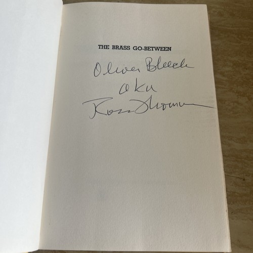 THE BRASS GO-BETWEEN - BOOK CLUB EDITION SIGNED BY AUTHOR - Imagen 2 de 16