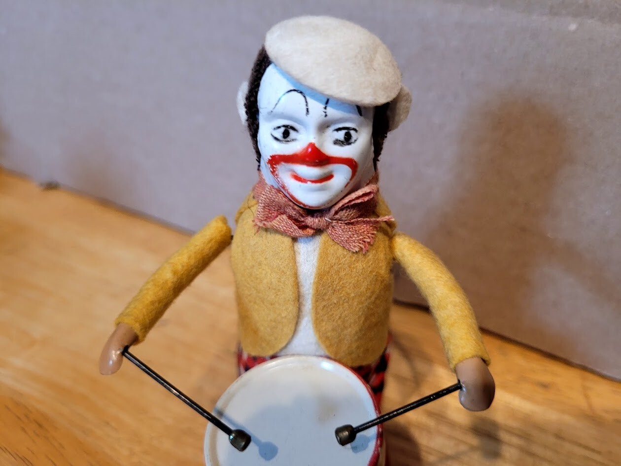 EXCELLENT VINTAGE  SCHUCO WIND UP  DANCING   CLOWN  DRUMMER in BOX