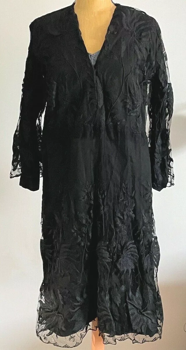 Robe ancienne en dentelle sale