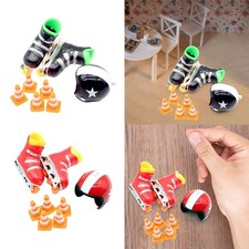 Puppenhaus Sport Schlittschuhe Set,Puppenhaus Helm,Roadblocks Puppenzubehör