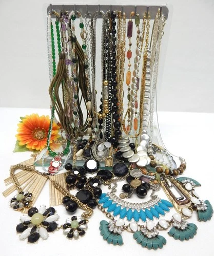 VINTAGE TO NOW FASHION/COSTUME/ CRAFT JEWELRY NECKLACE LOT,  MIXED MATERIALS