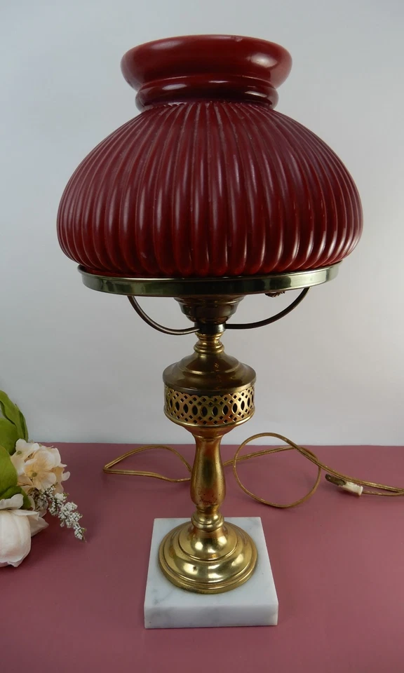 De colección. Pantalla de vidrio acanalado con estuche rojo con lámpara de mesa alta pequeña de latón para escritorio para estudiantes Foto 4 de 4