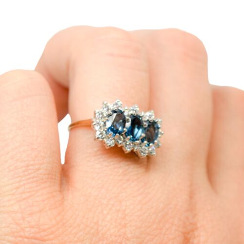 Anello vintage anni 80 a tre pietre topazio blu a grappolo, oro giallo 9 ct, misura K 1/2 - Foto 18 di 24