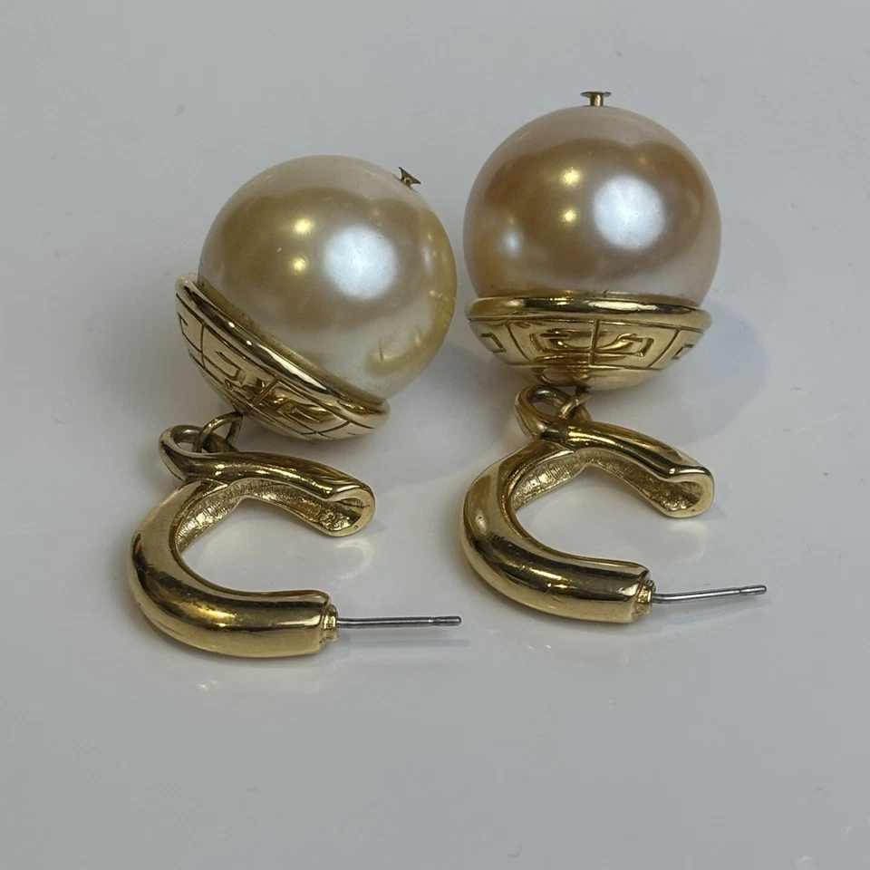 Pendientes de perlas de imitación vintage con llaveros griegos diseño estilo Givenchy glamour Foto 2 de 4