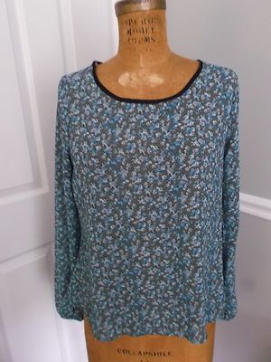 EYELASH COUTURE BLUE FLORAL LONG SLEEVE TOP BLOUSE - SIZE SMALL - NEW WITH TAGS