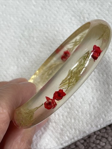 VINTAGE LUCITE BANGLE BRACELET /DRIED FLOWERS INSIDE - Picture 9 of 17