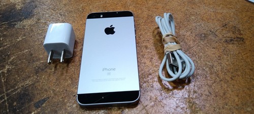 Apple MQ4W2LL/A Apple iPhone SE 32GB 4" iOS 14.3 Space Gray - Picture 1 of 4