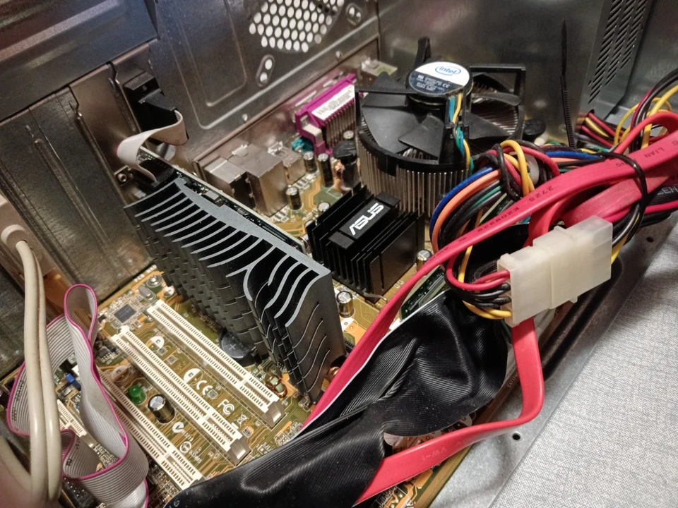 asus p5ld2 p4 775- nvidia 1gb-ram 4gb-disco 320gb-2dvd 450w + monitor 17" - Immagine 4 di 4