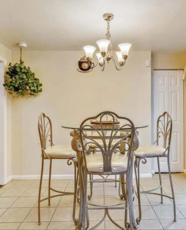 Elegante juego de comedor redondo de vidrio de 4 asientos (sillas altas taburete de bar - hierro/estaño) Foto 2 de 4