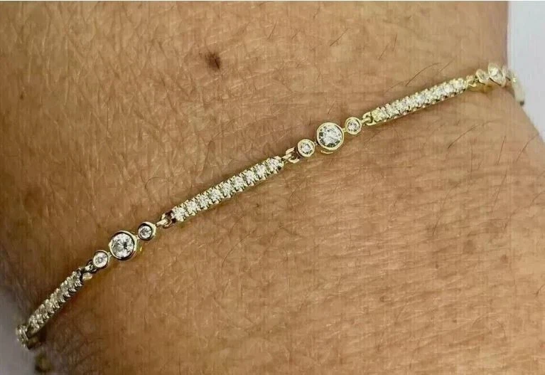 Brazalete de tenis para mujer de diamantes de corte redondo de 6 quilates enchapado en oro amarillo de 14 quilates Foto 3 de 4