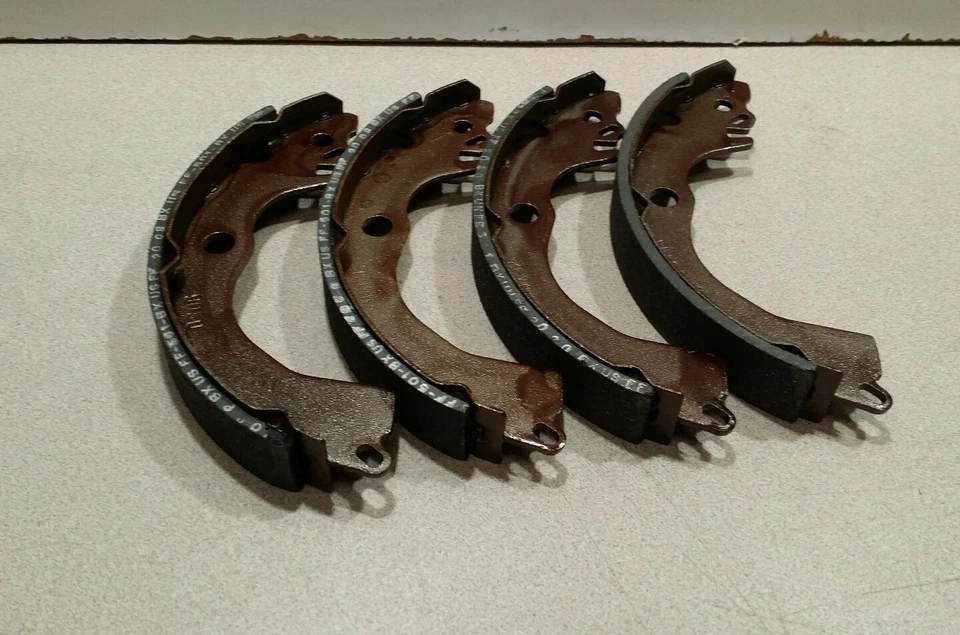 Zapata de freno de tambor trasera Bendix R628 con revestimiento, se adapta a vehículos enumerados en la tabla  Foto 2 de 4