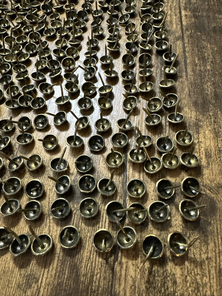 320+ Tachuelas de tapicería martilladas antiguas usadas color latón abovedadas vintage en lata vintage Foto 4 de 4