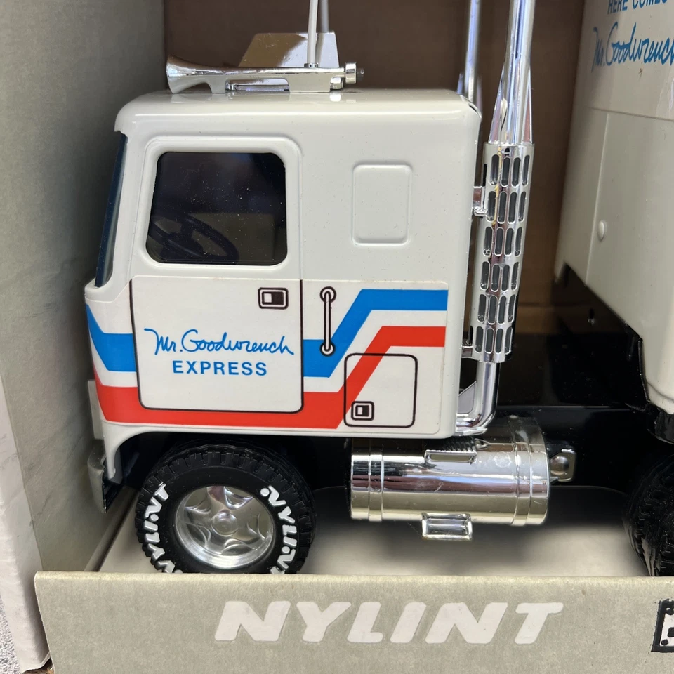 Vintage Nylint Cadet GMC 18-Wheeler Semi-Truck No. 910 Mr. Goodwrench Rare- NEW! - Image 3 of 4