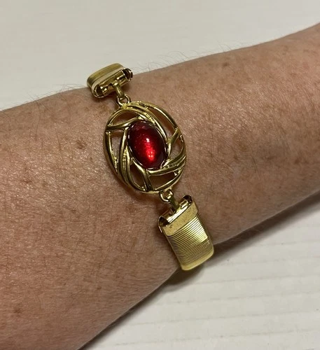 Vintage Gold Tone Bracelet With Oval Red Stone Stretch Band Costume Jewelry