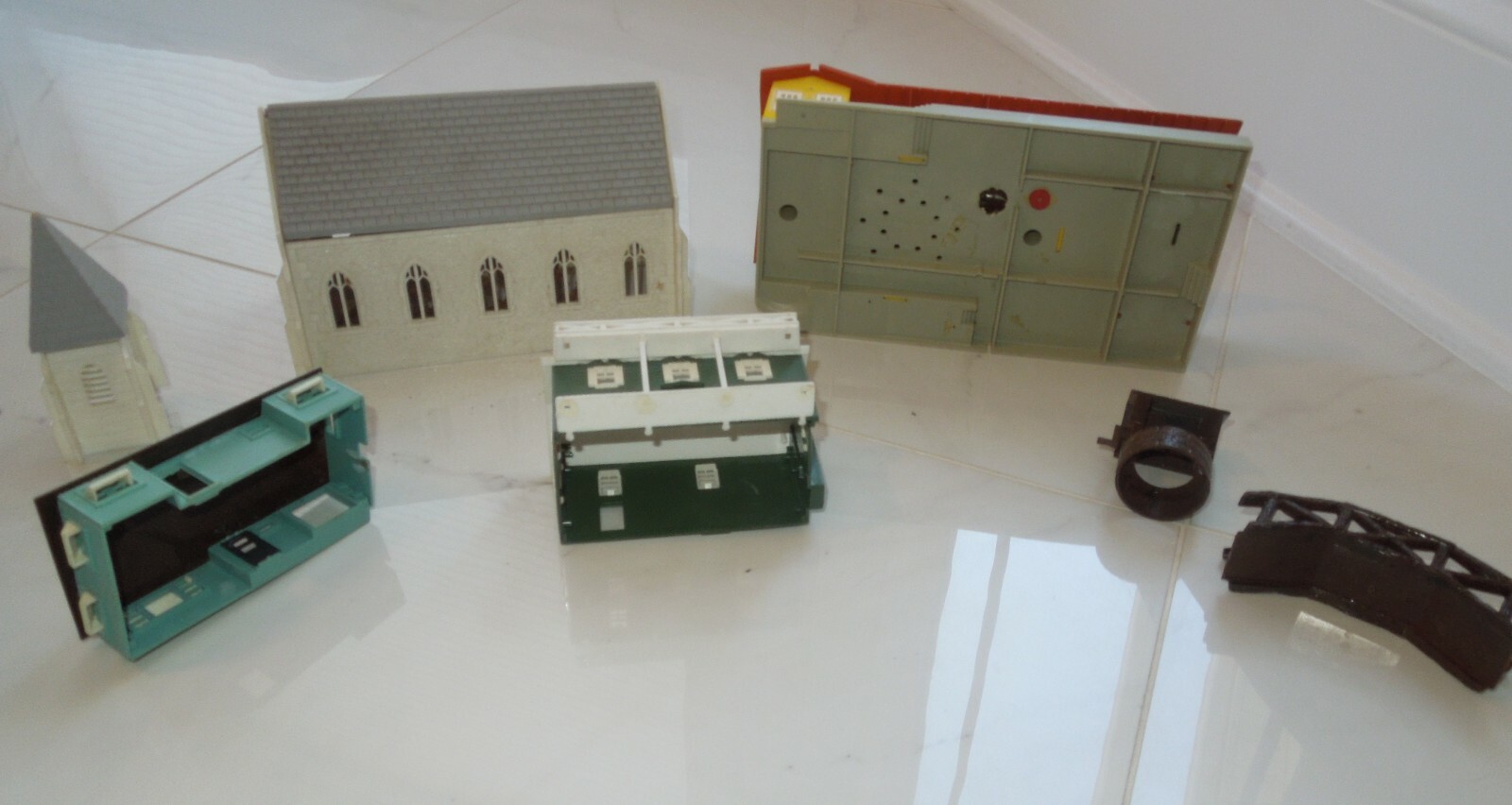 7 PCS VINTAGE HO SCALE TRAIN HOUSES BUILDING CHURCH TALKING STATION