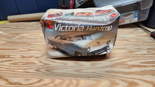 AMT 1:25 #6547 1956 Ford Victoria Hardtop Neu in OVP