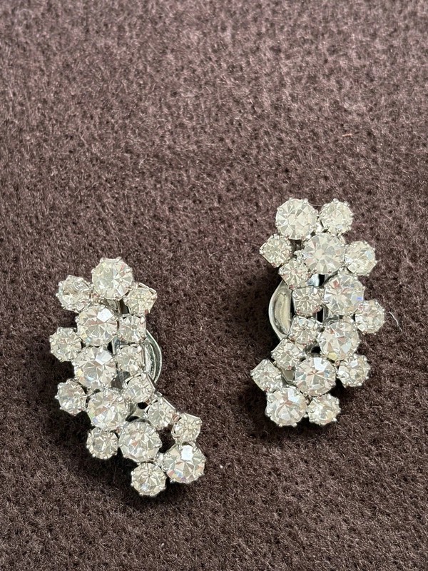 Vintage Weiss Clip On Rhinestone Earrings