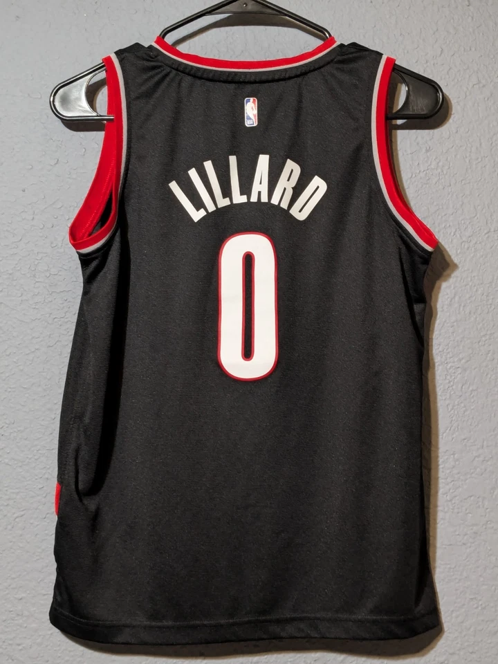 Camiseta Damian Lillard #0 Juvenil Grande Fanáticos Portland Trail Blazers Negra/Roja L Foto 2 de 4