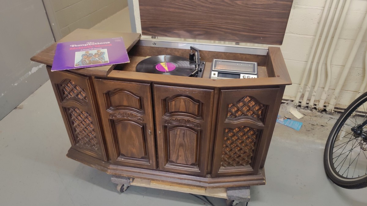 Vintage TANGLEWOOD record player console with AM/FM radio 8 track
