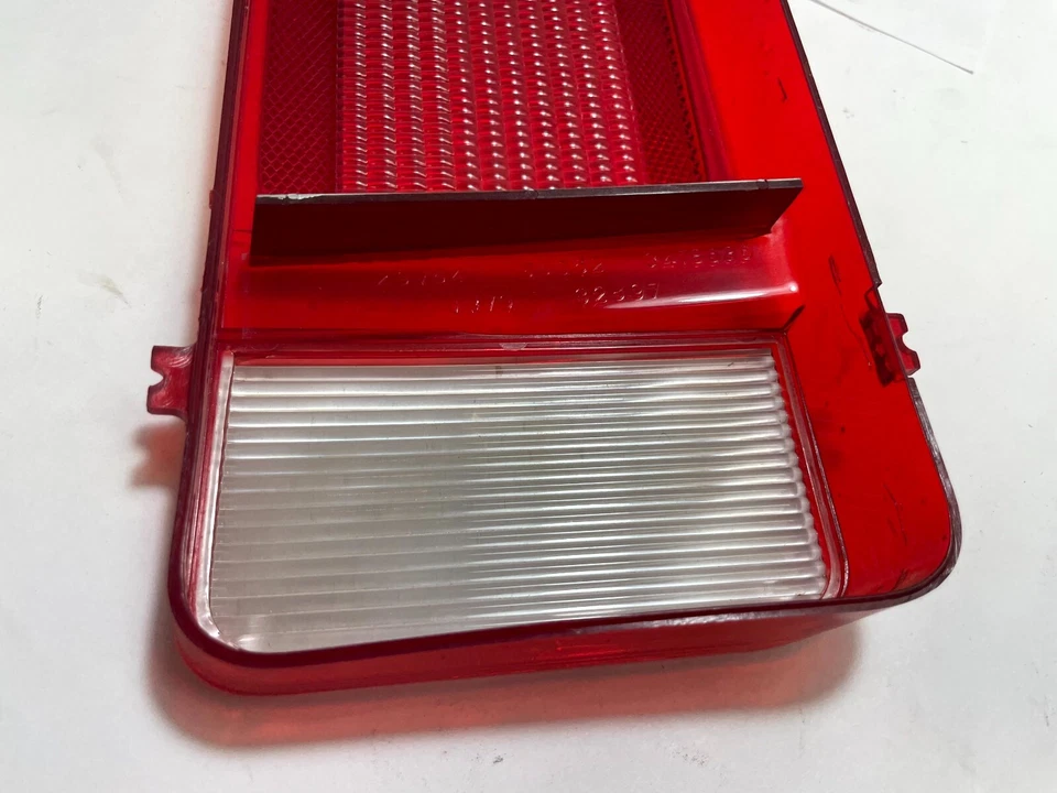 Lente de luz trasera lateral del pasajero derecho Plymouth 'Cuda Barracuda 1971 NOS 3514364 Foto 3 de 4