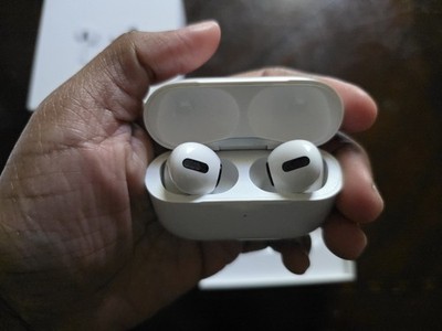 【良品】Apple AirPods Pro A2190 Apple Airpods Pro 1st Gen with Wireless Charging Case A2190