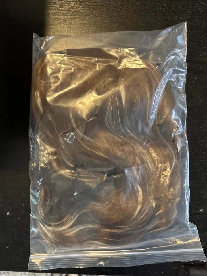 Peluca sintética rizada marrón realista con flequillos y reflejos Foto 3 de 3