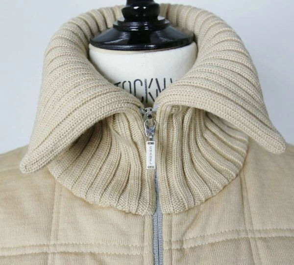 Gilet trapuntato CHANEL 01A Coco con zip e marchio CC
