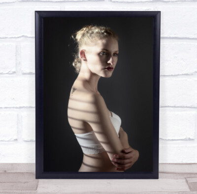 Portrait Dessous Tattoo Rücken Schatten Licht Mädchen Model Frau Wandbild Kunstdruck