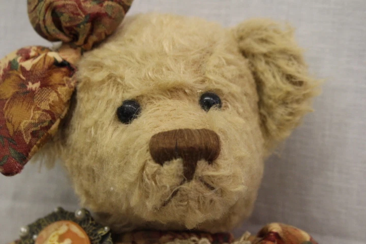 ASHTON DRAKE Galleries Teddy Bear 1999-2000, Brown & Jointed W/Dress & Bow, 17" - Image 3 of 4