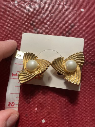 $32 NWT WOMENS GOLD TONE W/ IMITATION PEARL 1" CLIP ON EARRINGS- JL97 - Picture 6 of 6