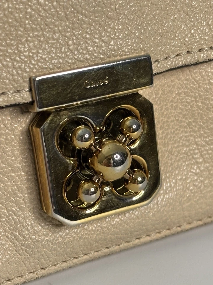 Cartera Chloe Continental en Cuero Suave Neutro con Bloqueo Giratorio Dorado AUTÉNTICA Foto 4 de 4