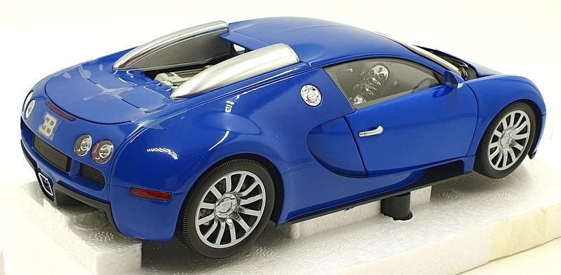 Minichamps 1/18 Scale Diecast 100 110821 Bugatti Veyron 2009 - Lgt Blue/DK blue - Image 2 of 4