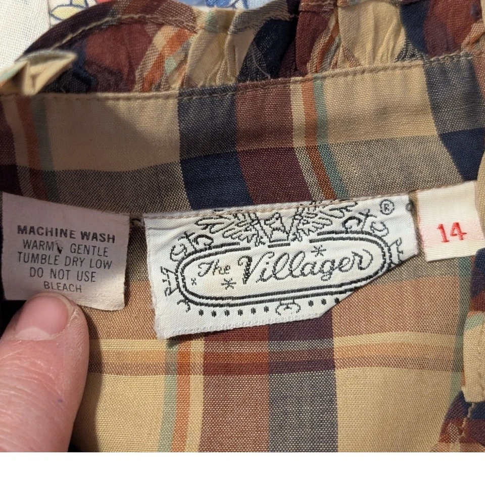 Camisa para mujer Villager de colección marrón azul marino a cuadros con volantes cuello y puño abotonada 14 Foto 3 de 4