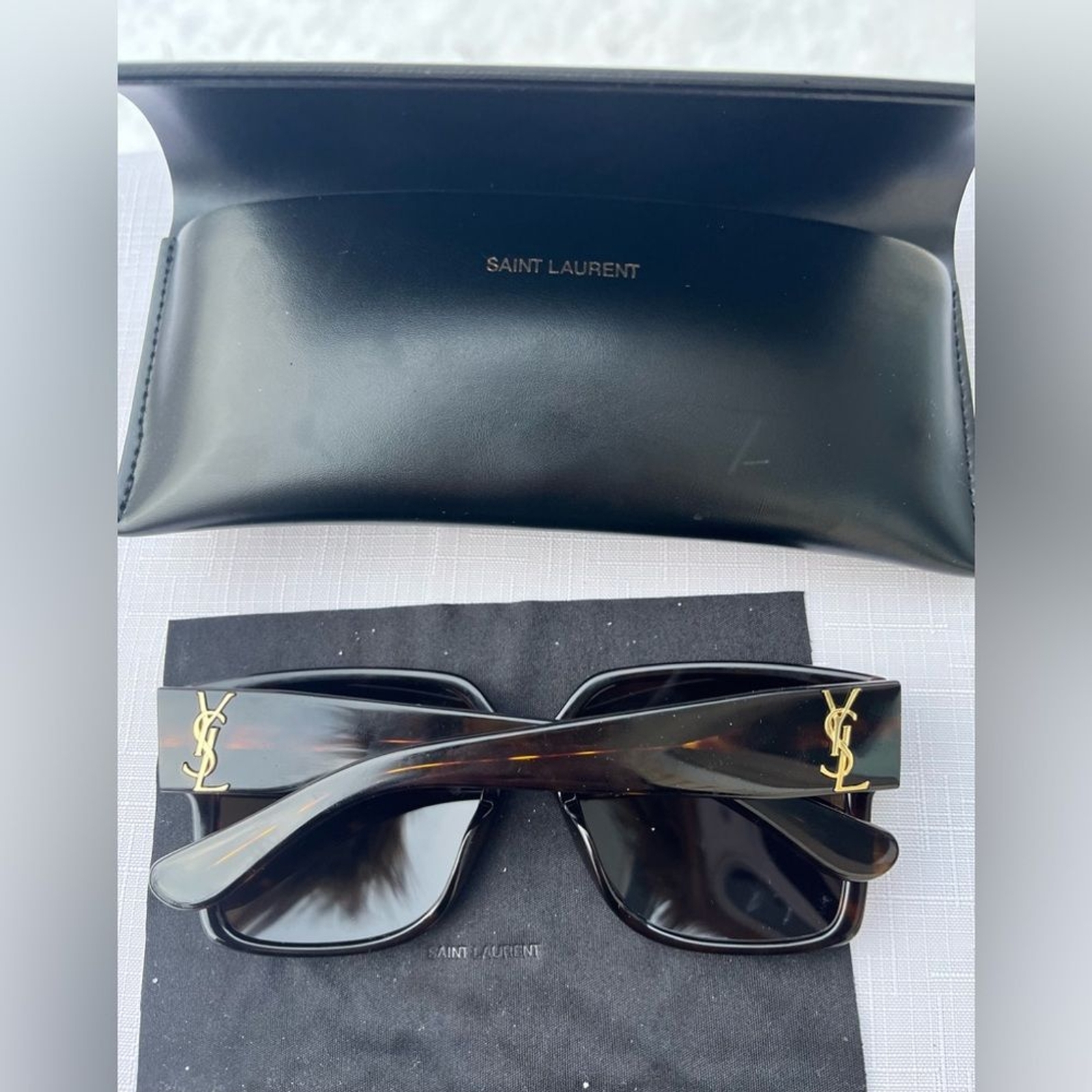 Saint Laurent autentico paio di occhiali da sole iconici marroni montatura rettangolare.
