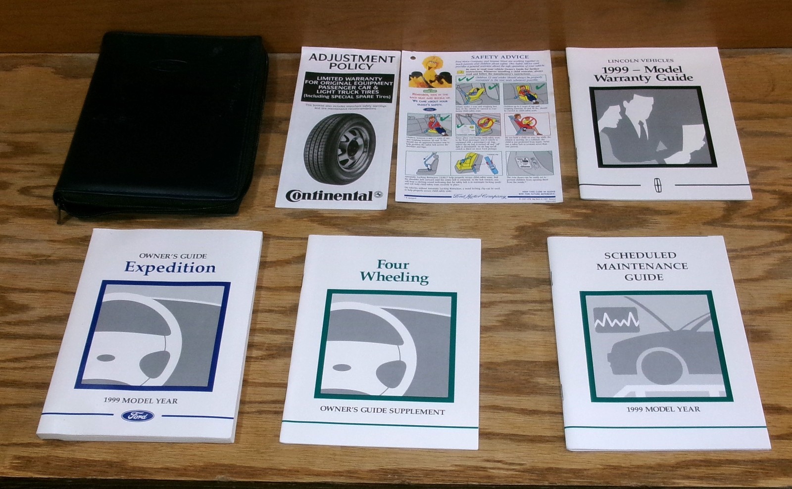 Original 1999 Ford Expedition Owners Operators Manual Set w Case 99