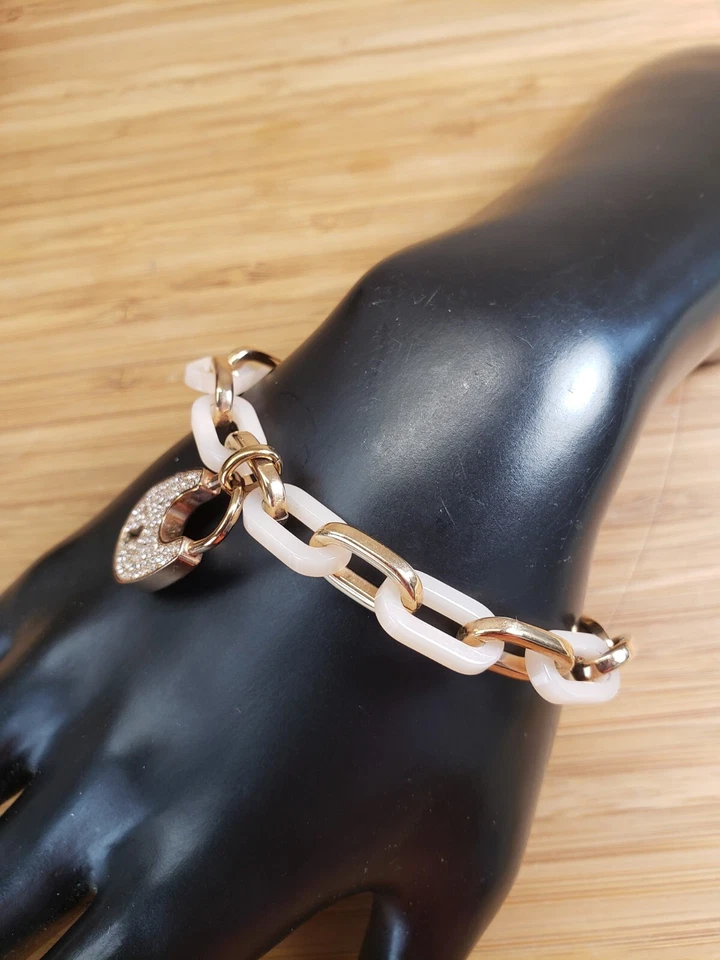 Brazalete Michael Kors Eslabones Ovalados Candado Acrílico Rosa Tono Oro Rosa Foto 4 de 4