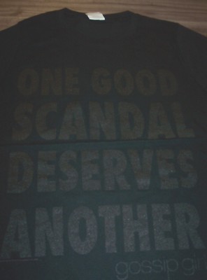 WOMEN'S TEEN Juniors GOSSIP GIRL Good Scandal Deserves Another T-shirt SMALL NEW