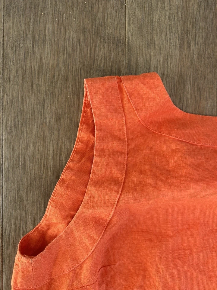 Regata Hobbs London feminina de linho 2 botões laranja atrás Lagom Classic Resort - Imagem 2 de 4