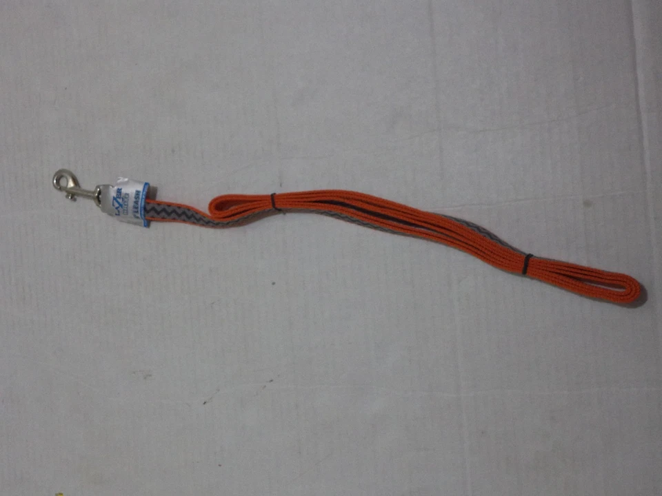 Correa reflectante para perro Coastal Pet Lazer Brite en naranja estampado en zigzag giratoria a presión Foto 2 de 4