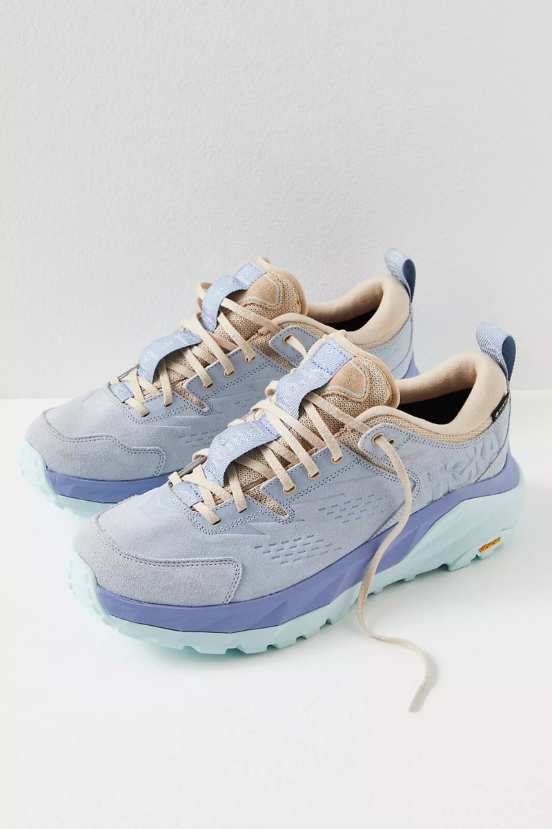 靴 HOKA ONE ONE KAHA LOW GTX MENTAL HEALTH Kaha Low GTX Mental Health - Shifting Sand/Sun Baked – Feature