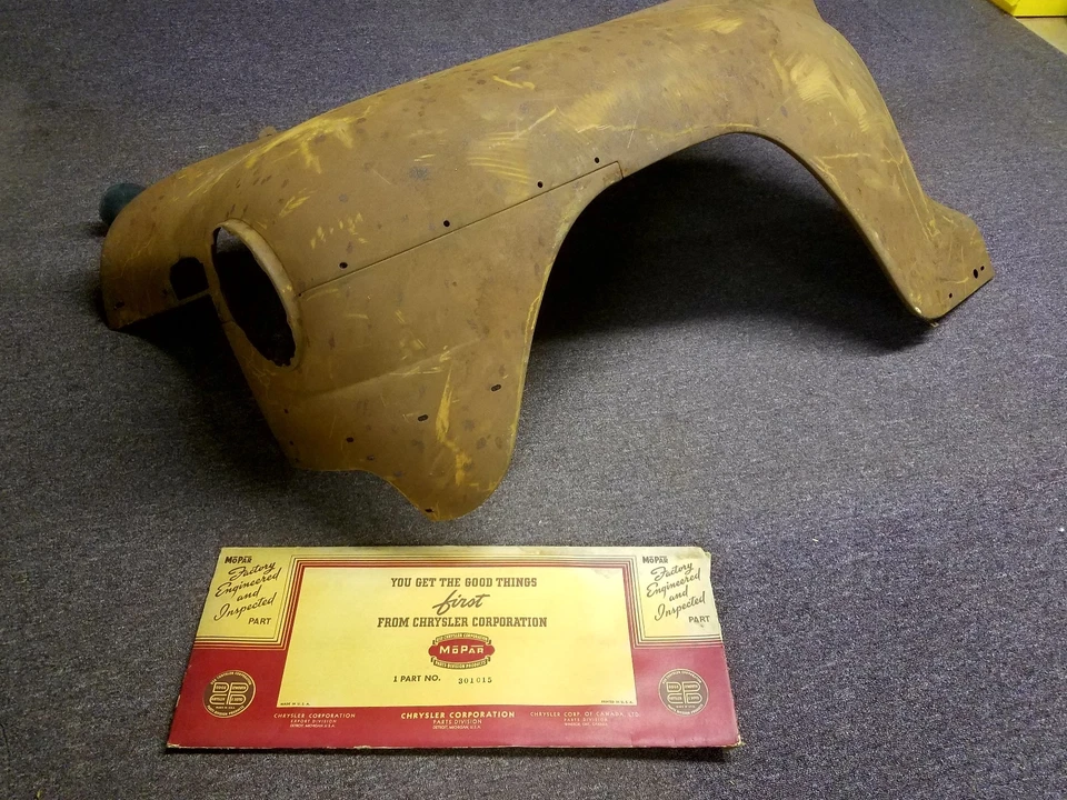 Guardabarros delantero izquierdo del lado del conductor Plymouth P-14C Special Deluxe 1942 1252813 nuevo en stock Foto 3 de 4