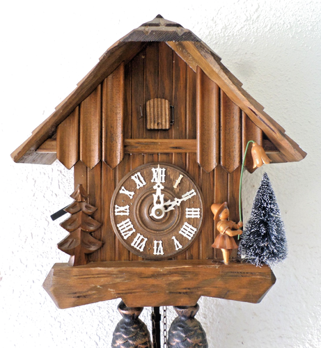 RARE 8 DAY GERMAN MOUNTAIN CHALET ANTON SCHNEIDER STREET LIGHT CUCKOO CLOCK!