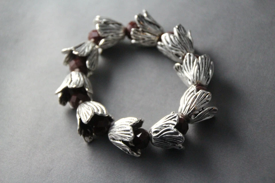 Pulsera elástica facetada roja profunda brotes plata peltre cristal y flores talla 6 Foto 4 de 4