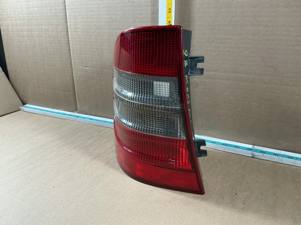 Conjunto de luz trasera izquierda del lado del conductor Mercedes-Benz W163 ML320 ML430 1998-2001 Foto 2 de 4