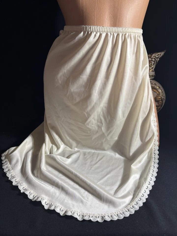 DE COLECCIÓN SATINADO SEDOSO OJAL ANCHO ENAGUA MEDIO DESLIZAMIENTO SISSY TAP SLIP M Foto 2 de 4