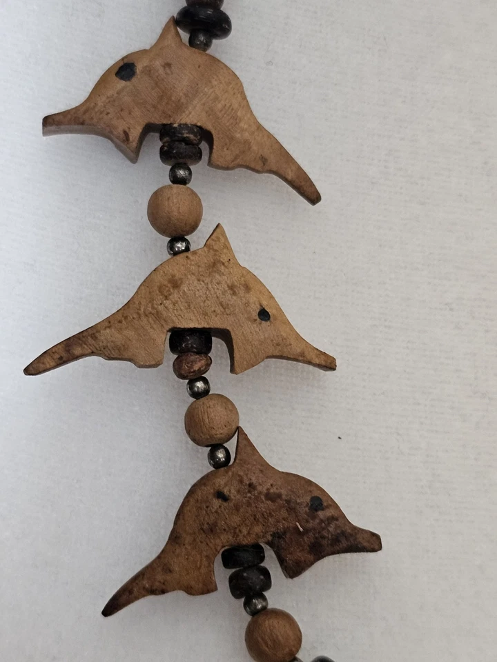 Collar de cuentas de madera hecho a mano con colgantes de delfines tallados madera natural Foto 2 de 4