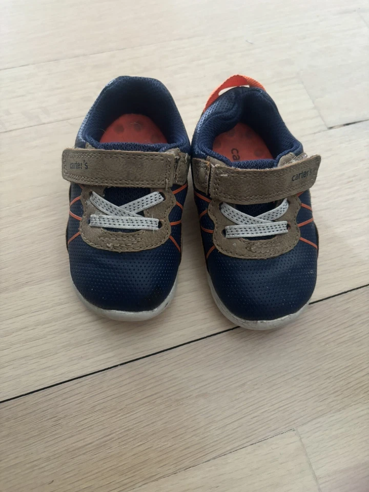 Lote de zapatos Carters niños pequeños talla 4 Foto 2 de 4