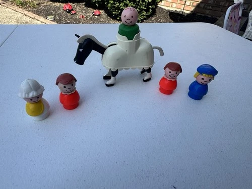 5 Vintage Little People With 1 Horse Wearing Saddle (green Person Wooden)
