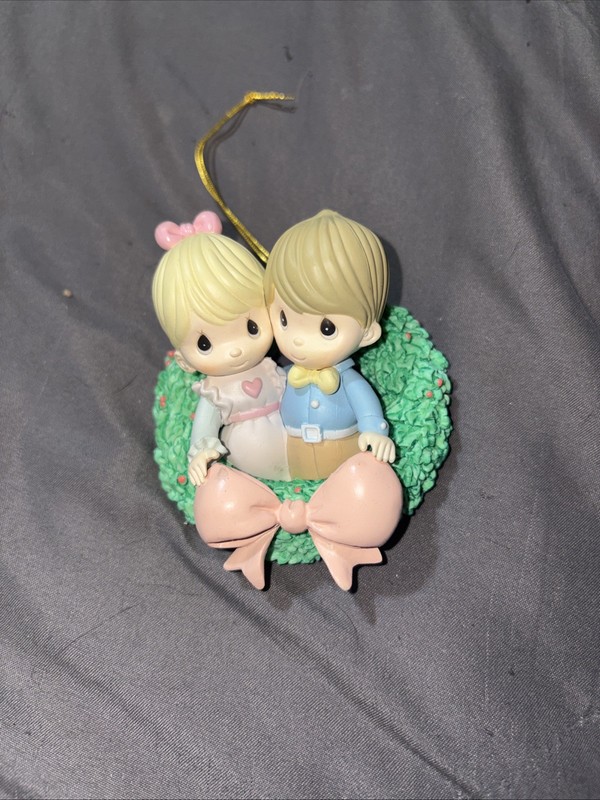1995 Precious Moments #182370 Home For The Holidays Couple Wreath PVC Ornament