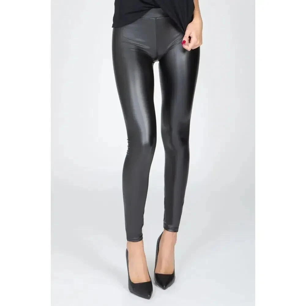 Flirla Leggings in ecopelle neri, aderenti, di lunghezza a metà Flirla Leggings in ecopelle neri, aderenti, di lunghezza a metà